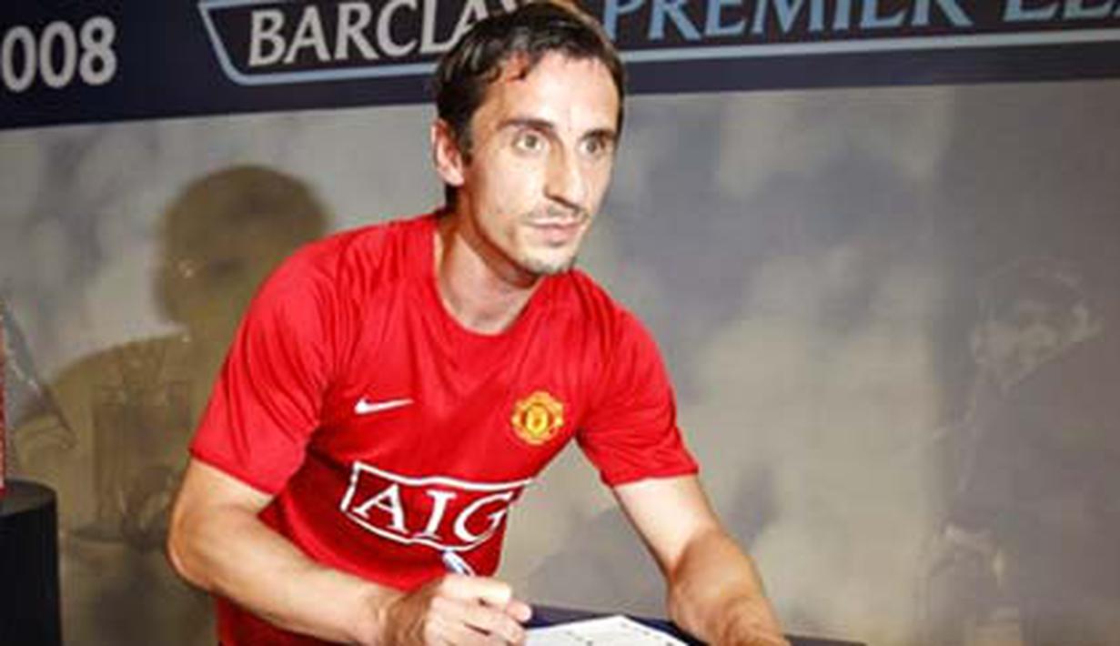 Manchester United captain Gary Neville signs the Players Charter, a part of the Premier League’s support of the Respect Programme in football at a live link up with players from every Premier League team on August 12, 2008. AFP PHOTO/PAUL ELLIS 