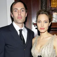 Sibuk dengan urusan perceraiannya, Angelina Jolie dan Brad Pitt memang tak bisa lagi fokus dalam mengurus anak-anaknya. Terlebih saat ini, keenam anaknya berada dalam pengawasan Jolie. (doc.USweekly.com)