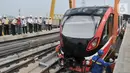 Menteri Perhubungan Budi Karya Sumadi bersama Menko Maritim Luhut Binsar Panjaitan meninjau pengangkatan pengangkatan perdana rangkaian kereta Light Rail Transit (LRT) Jabodebek di Stasiun Harjamukti, Cibubur, Minggu (13/10/2019). (merdeka.com/Iqbal S Nugroho)