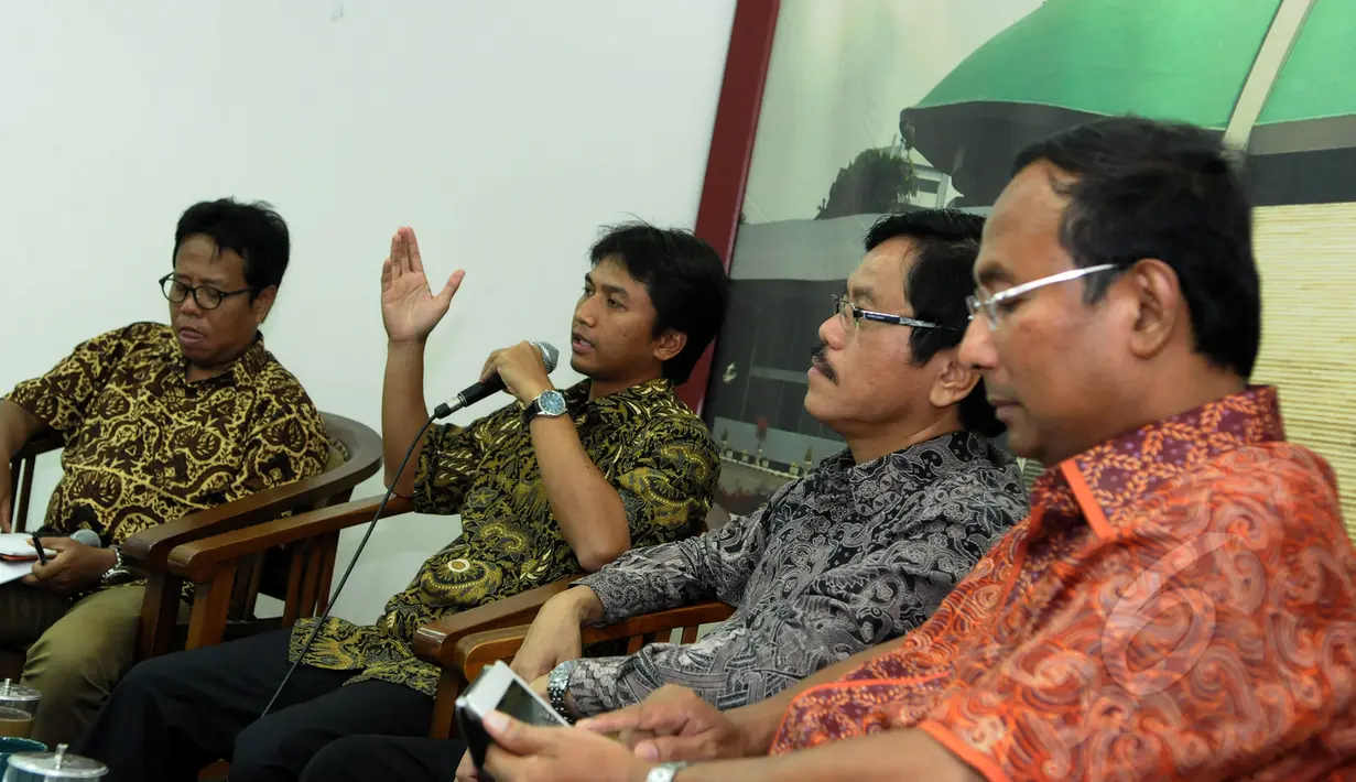 Direktur Eksekutif Refor Miners Institute Pri Agung Rakhmanto (kedua kiri)  menjadi narasumber pada Diskusi "Revisi UU Migas" di Press room DPR, Kompleks Parlemen Senayan, Jakarta, Selasa (17/3/2015).(Liputan6.com/Andrian M Tunay)