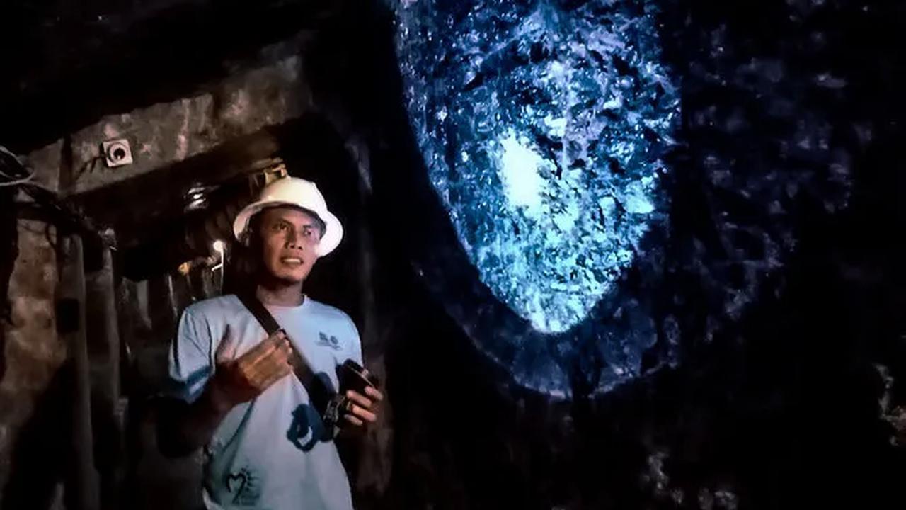 10. Pada masa penjajahan Belanda, tambang batu bara Ombilin Sawahlunto menjadi salah satu sumber energi utama di Hindia Belanda.