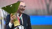 Selebrasi pelatih Juventus, Maurizio Sarri dengan trofi juara Liga Italia 2019/2020 setelah berakhirnya laga menghadapi AS Roma di Allianz Stadium, Turin (1/8/2020). Maurizio Sarri pernah membesut Juventus dan Napoli yang menjadi rival Utara-Selatan antara Turin dan Naples. Napoli ditanganinya pada 2015/2016 hingga 2017/2018. Sementara Juventus memakai jasanya selama semuism pada 2019/2020. (AFP/Isabella Bonotto)