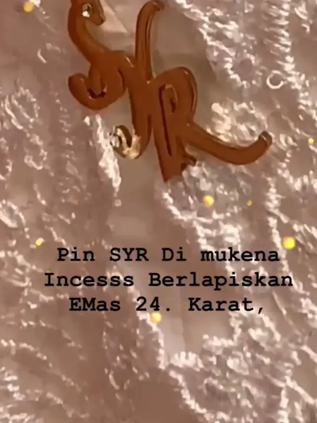 Pin berinisial SYR yang berlapis emas 24 karat di mukena yang dijual Syahrini (Instagram Stories)