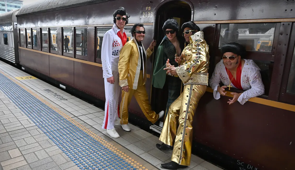 Penggemar Elvis Presley berkumpul di Stasiun Central untuk menghadiri The Parkes Elvis Festival di Sydney, Kamis (10/1). Festival ini diselenggarakan setiap tahun bertepatan dengan hari lahir musisi legendaris Elvis Presley. (PETER PARKS/AFP)