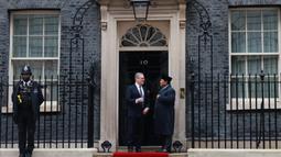 Keduanya sempat bersalaman dan berpose sebentar sebelum masuk ke dalam Downing Street. (Foto: No10 Downing Street/Kantor PM Inggris)