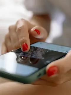 Ilustrasi doom scrolling. (Copyright Pexels/cottonbro studio)