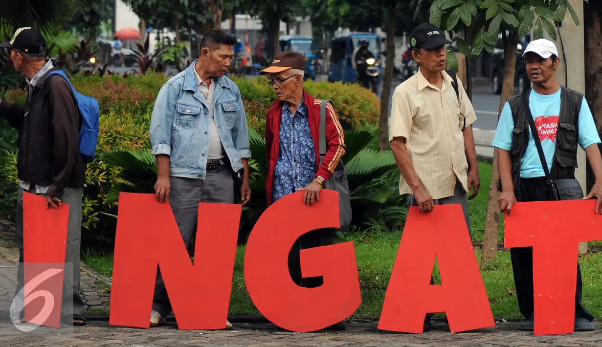 Sejumlah keluarga korban kekerasan melakukan aksi #masihingat di kawasan Taman Gunung Agung Jakarta, Rabu (29/6). Aksi ini mengajak masyarakat mengingat masih banyak kasus pelanggaran HAM yang belum dituntaskan. (Liputan6.com/Helmi Fithriansyah)