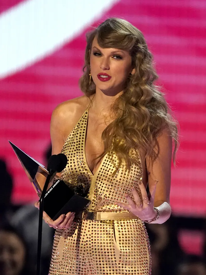 Pesona Taylor Swift Saat Raih Penghargaan di AMA 2022