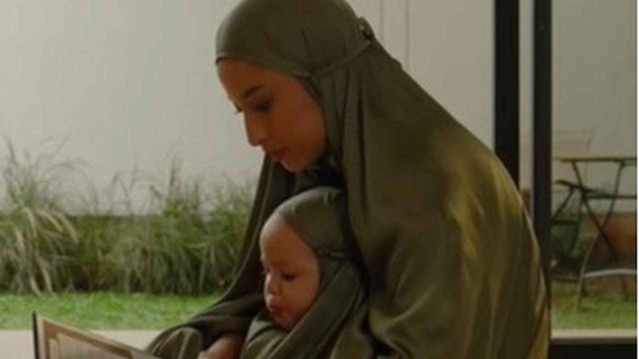 Potret Super Gemas Kamari Anak Jennifer Coppen Pakai Mukena Couple Bareng Sang Ibu untuk Syuting Iklan