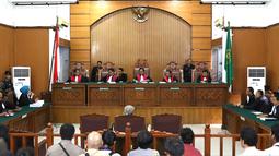 Terdakwa kasus bom Thamrin, Aman Abdurrahman menjalani sidang pembacaan nota pembelaan di PN Jakarta Selatan, Jumat (25/5). Sidang dilanjutkan pada 1 Juni 2018 mendatang dengan agenda tanggapan Jaksa atas pledoi terdakwa. (Liputan6.com/Immanuel Antonius)