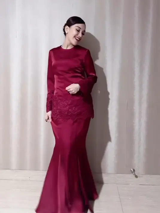 Penampilan terbarunya, Ayu mengenakan baju kurung warna merah. Dengan atasan lengan panjang yang dihiasi embroidery dan payetan di bagian lengan dan bawah baju. Dipadukan rok panjang polos model mermaid.  [@ayutingting92]