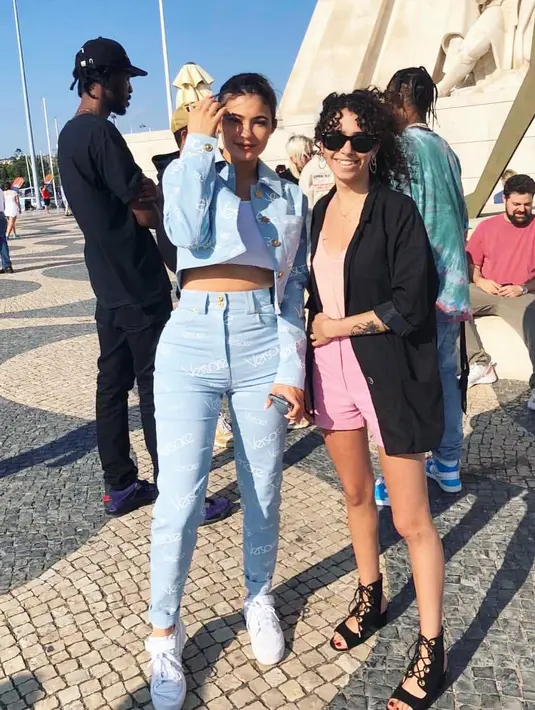 Tak hanya berpose bersama dengan Travis, Kylie Jenner pun mengunggah foto bersama dengan tim lainnya dan juga fans. (instagram/kyliesnapchat)