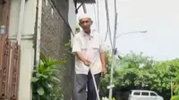 Sarono menjadi penerang dalam gelap bagi puluhan anak-anak kurang mampu di kampungnya.