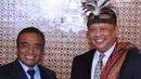Ketua DPR RI, Bambang Soesatyo (kanan depan) bersalaman dengan Presiden Timor Leste Francisco Guterres Lu Olo usai pemberian cenderamata di Gedung MPR/DPR RI, Jakarta, Jumat (29/6). Pertemuan untuk menjalin hubungan baik. (Liputan6.com/Helmi Fithriansyah)