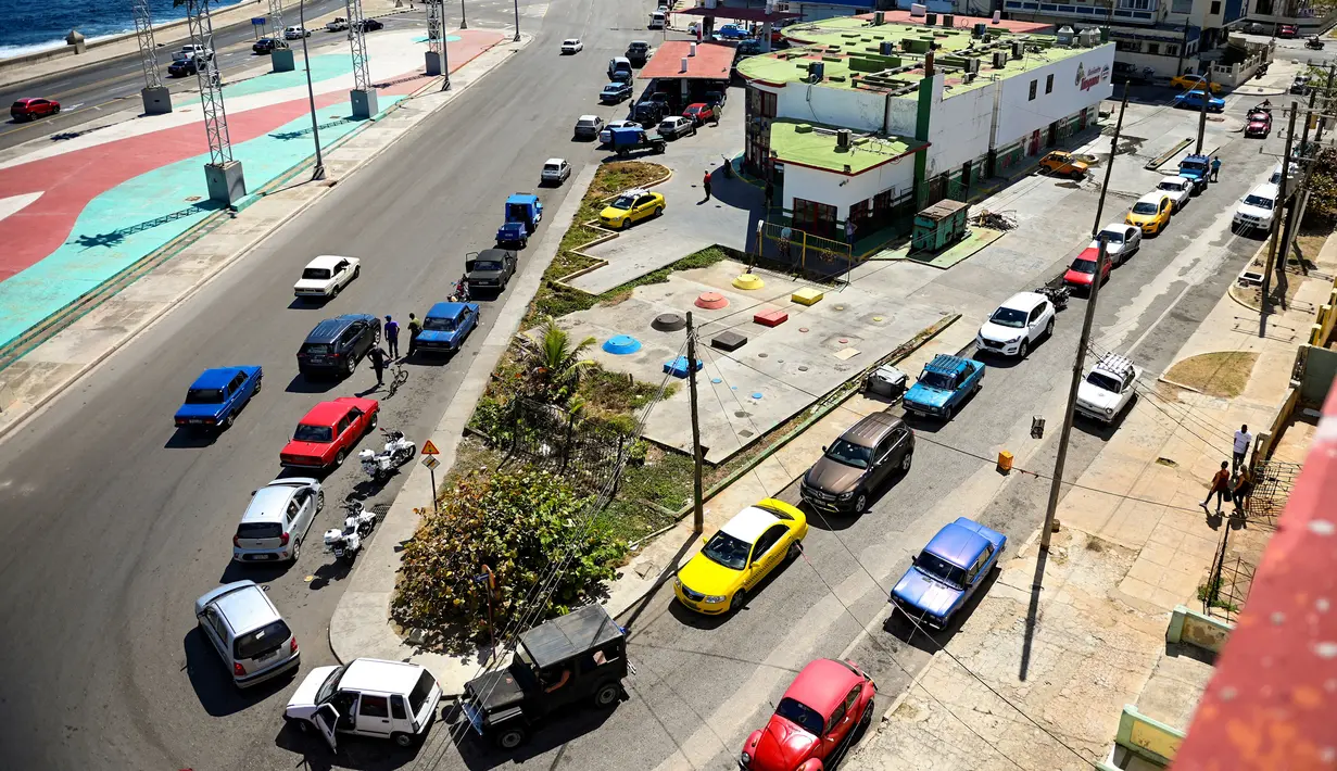 <p>Foto udara memperlihatkan para pengemudi antre untuk mengisi bahan bakar di sebuah pompa bensin di Havana, Kuba, 22 Maret 2022. Dalam beberapa hari terakhir mendapatkan bensin menjadi mimpi buruk di Kuba, sebagian besar karena rendahnya produksi dari pemasoknya di Venezuela. (YAMIL LAGE/AFP)</p>