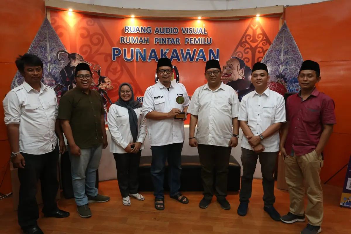 Pengurus FJN menyerahkan apresiasi Tokoh Muda Nahdliyin Inspiratif 2023 kepada Gogot Cahyo Baskoro di kantor KPU Jatim. (Istimewa).
