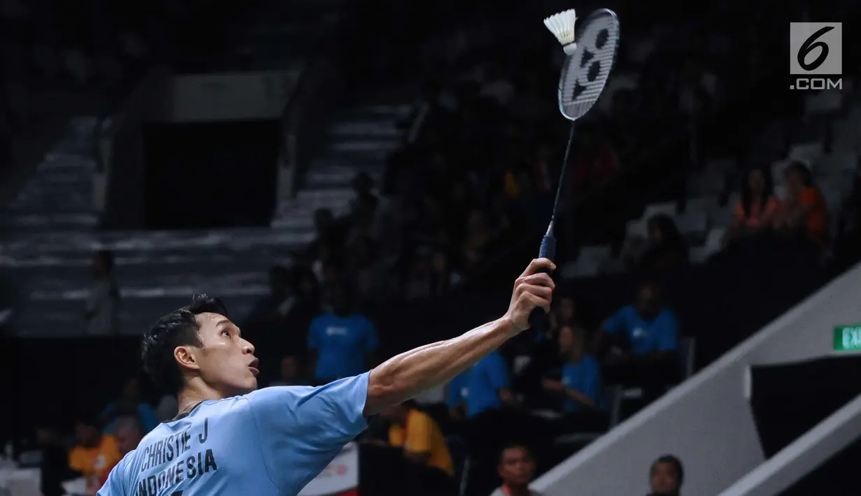 Tunggal putera Indonesia, Jonatan Christie mengembalikan kok saat melawan Son Wan Ho (Korea) pada babak pertama turnamen Indonesia Masters 2018 di Istora Senayan, Jakarta, Rabu (24/1). Jonatan kalah 15-21, 10-21. (Liputan6.com/Helmi Fithriansyah)
