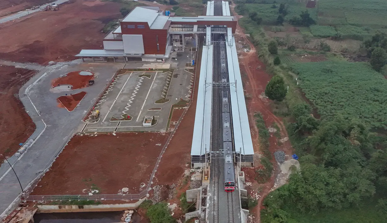 Foto udara memperlihatkan rangkaian KRL Commuter Line melintas di samping proyek pembangunan Stasiun Jatake, Pagedangan, Kabupaten Tangerang, Banten, Selasa (29/7/2025). (merdeka.com/Arie Basuki)