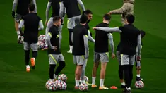 Pemain Atletico Madrid saat mengikuti latihan jelang laga Liga Champions di Stadion Wanda Metropolitano, Selasa (1/12/2020) wib. Atletico Madrid akan menghadapi Bayern Munchen. (AFP/Pierre-Philippe Marcou)