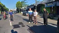 Gerakan Jumat Nambal Jalan di Banjarnegara, Jawa Tengah. (Foto: Liputan6.com/Dinkominfo BNA/Muhamad Ridlo)