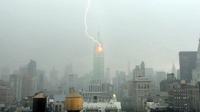 Kilat Sambar Gedung Empire State Patahkan Mitos Tentang Petir (Henrik Moltke)
