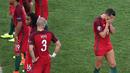 Cristiano Ronaldo (kanan) berjalan sambil menutup mata dengan penuh harap saat penalti  melawan Polandia pada perempat final Piala Eropa 2016 di Stade Velodrome, Marseille, Jumat (30/6/2016) dini hari WIB. (EPA/Mohamed Messara)