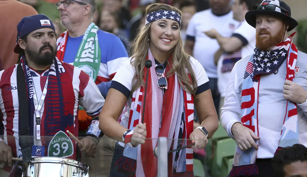 Aksi suporter Amerika Serikat saat mendukung timnya melawan Irlandia pada laga uji coba di Aviva Stadium, Dublin, (2/6/2018). Irlandia menang 2-1. (Brian Lawless/PA via AP)