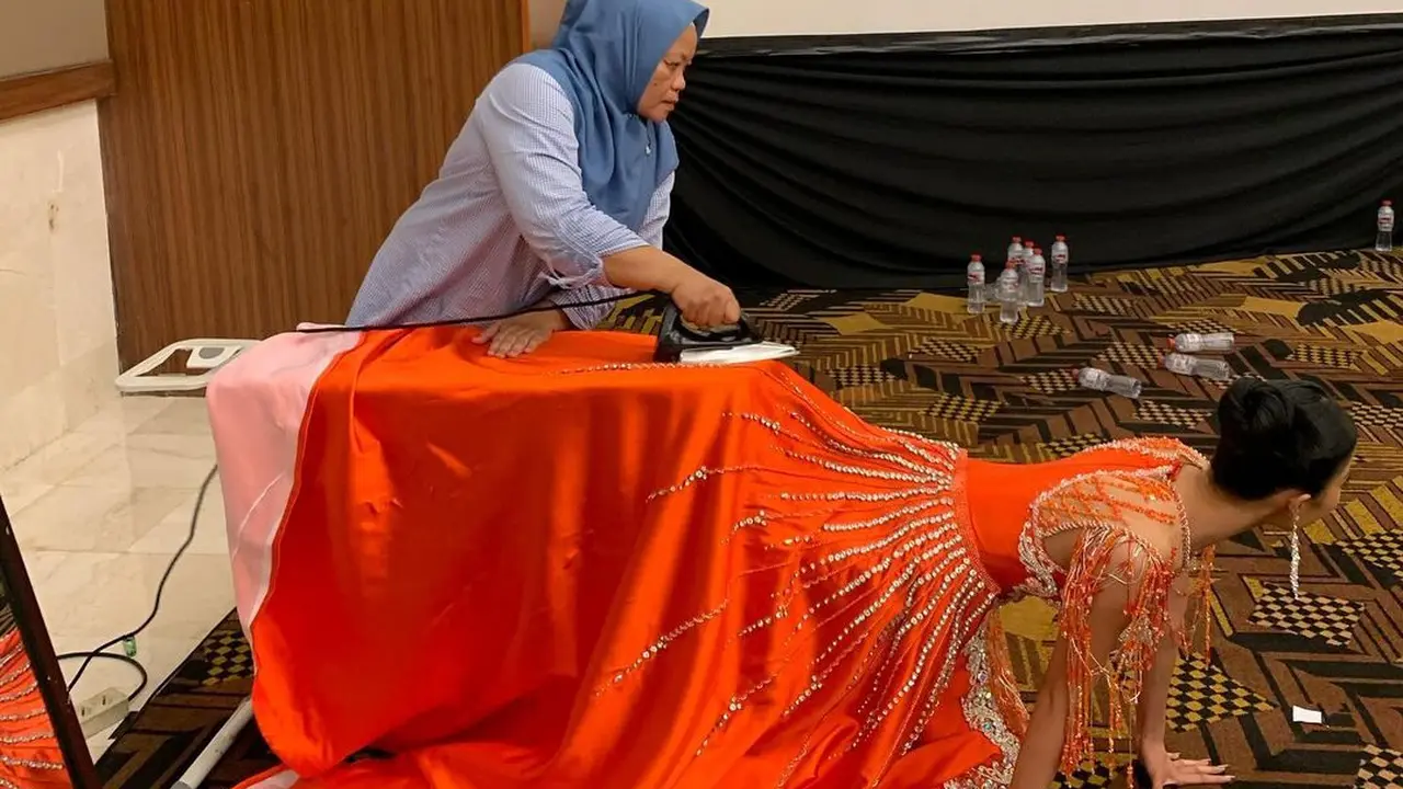 Finalis Miss Mega Bintang 2024 Disetrika Tanpa Dilepas, Warganet: Ngakak Banget