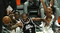 Kawhi Leonard dijaga ketat pemain Utah Jazz pada laga NBA Playoff (AFP)