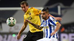Bek Rio Ave, Fabio Coentrao (kiri) berebut bola dengan striker FC Porto, Jesus Corona dalam laga lanjutan Liga Portugal 2020/21 di Dragao Stadium, Porto, Senin (1/2/20201). Rio Ave kalah 0-2 dari FC Porto. (AFP/Miguel Riopa)