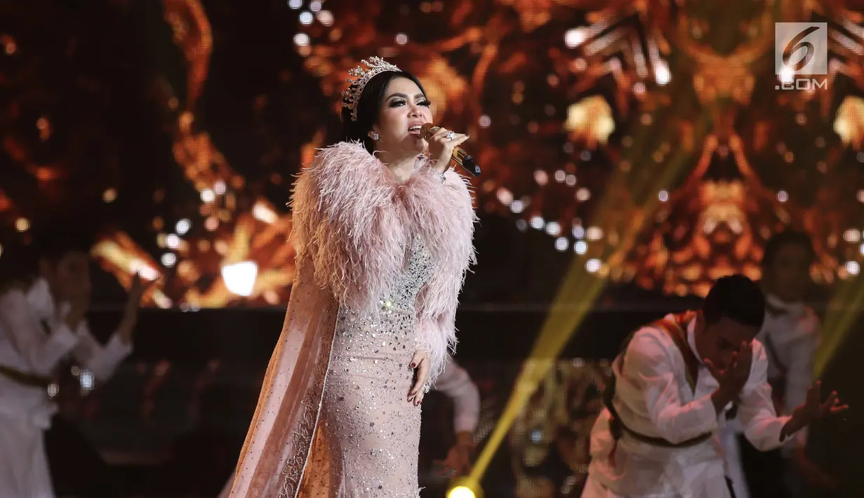 Penyanyi Syahrini saat tampil membawakan singel terbarunya dengan judul "ada wanita lain" pada malam puncak HUT ke-27 SCTV di Hall D, Jiexpo Kemayoran, Jakarta, Kamis (24/8). (Liputan6.com/Herman Zakharia)
