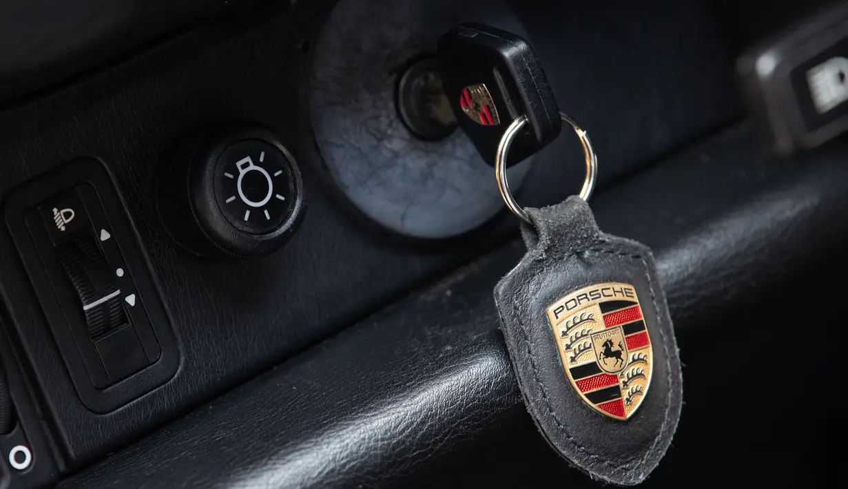 Kunci mobil Porsche 911 Type 964 Carrera 2 Convertible Works Tubro Look milik mendiang Diego Maradona dipamerkan menjelang pelelangannya oleh Bonhams di Vichte, Belgia, Rabu (24/2/2021). Porsche 911 Type 964 tersebut akan dilelang pada Maret 2021 mendatang. (BENOIT DOPPAGNE/Belga/AFP)