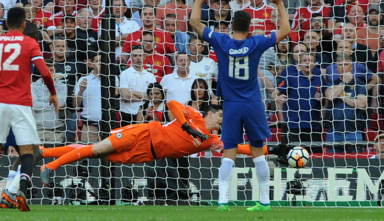 Kiper Chelsea, Thibaut Courtois berusaha menghalau bola saat bertanding melawan Manchester United pada babak final Piala FA di stadion Wembley di London (19/5). Chelsea mengalahkan MU 1-0 berkat gol penalti Eden Hazard. (AP Photo / Tim Ireland)