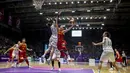 Pebasket China, Ting Shao, berusaha memasukkan bola saat melawan Korea Bersatu pada laga final basket wanita Asian Games di Istora, Jakarta, Sabtu (1/9/2018). China menang 71-65 atas Korea Bersatu. (Bola.com/Vitalis Yogi Trisna)