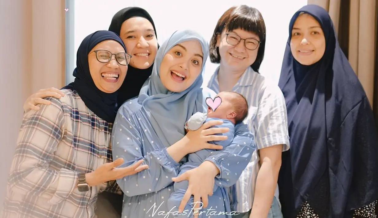 Vebby Palwinta melahirkan, Dhini Aminarti tentunya jadi orang yang pertama yang pergi menjenguk sahabatnya itu. Terpaut usia 13 tahun, Dhini Aminarti sudah seperti kakak bagi Vebby Palwinta. Meski sudah sama-sama menikah, dua bintang sinetron Indonesia ini sering luangkan waktu berdua. (Liputan6.com/IG/@vebbypalwinta)