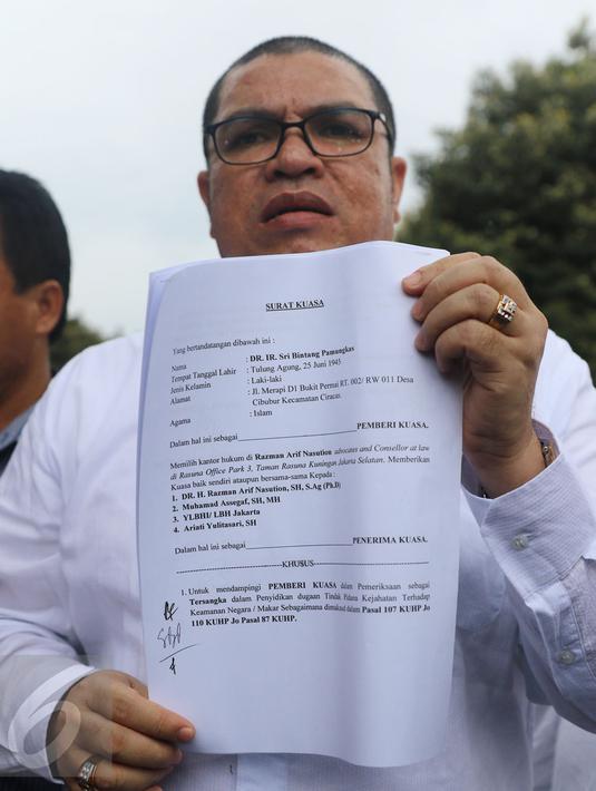Kuasa hukum aktivis Sri Bintang Pamungkas, Razman Arif Nasution menunjukkan surat kuasa yang diberikan untuk menangani perkara dugaan makar kliennya di Mako Brimob Kelapa Dua, Depok, Jawa Barat, Jum'at (2/12). (Liputan6.com/Herman Zakharia) 