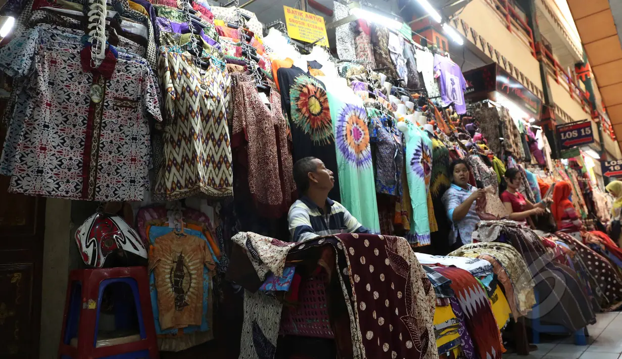 Sejumlah pedagang tengah menunggu calon pembeli di Pasar Beringharjo, Yogyakarta, Minggu (19/4/2015). Pasar di kawasan Malioboro itu merupakan salah satu pusat penjualan batik yang murah meriah. (Liputan6.com/Helmi Afandi)