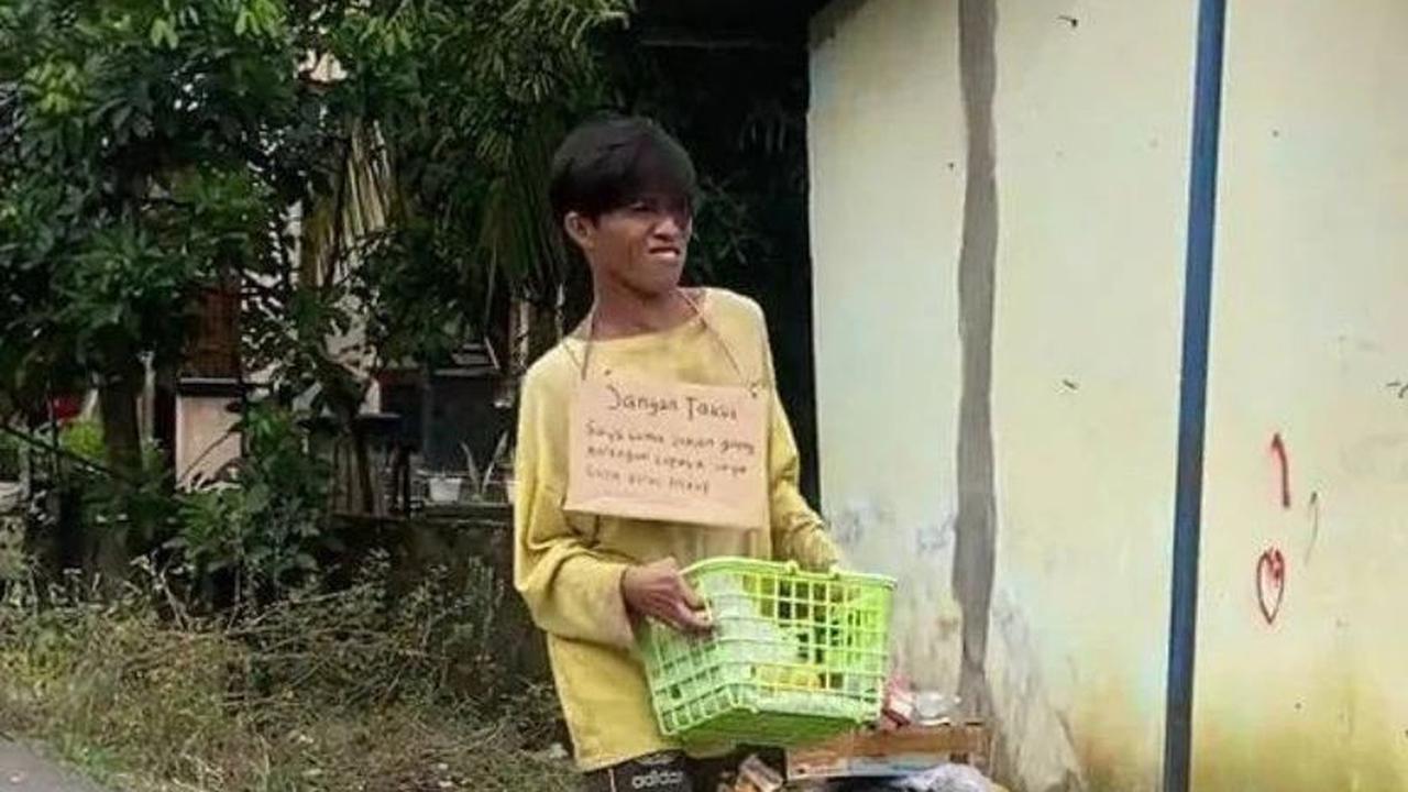 Begitu memilukan, penyandang disabilitas ini memiliki badan yang kurang sempurna. Tubuhnya terlihat tidak tegak lurus bak orang lain pada umumnya.<br>