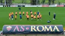Para pemain AS Roma ambil bagian dalam sesi pelatihan sehari sebelum pertandingan leg kedua perempat final Liga Champions melawan Barcelona di tempat latihan Trigoria di pinggiran kota Roma, Italia (9/4). (AFP Photo/Andreas Solaro)