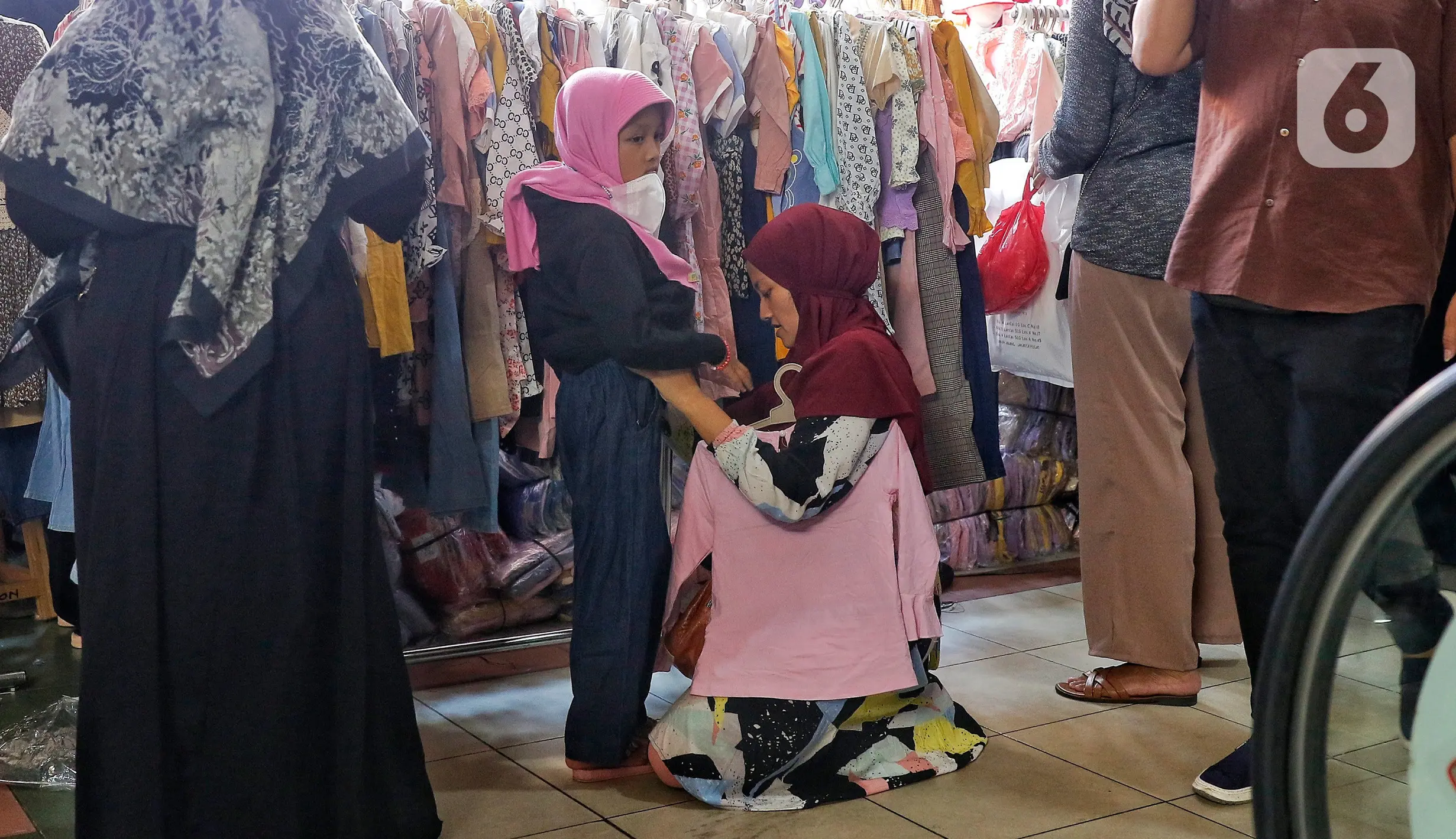 Akhir Pekan Warga Berburu Baju Lebaran Di Pasar Tanah Abang Foto Liputan Com