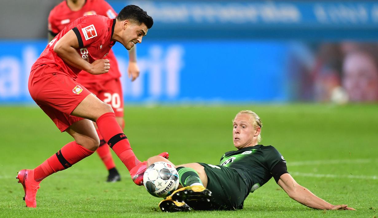 Gelandang Wolfsburg,  Xaver Schlager, berebut bola dengan gelandang Bayer Leverkusen, Nadiem Amiri, pada laga pekan ke-28 Bundesliga di Stadion Bay Arena, Selasa (26/5/2020) waktu setempat. Wolfsburg menang 4-1 atas Bayer Leverkusen. (AFP/Marius Becker/POOL)