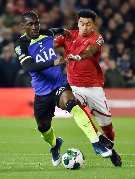 Pemain Tottenham Hotspur Yves Bissouma (kiri) berebut bola dengan pemain Nottingham Forest Jesse Lingard pada pertandingan sepak bola putaran ketiga Piala Liga Inggris atau Carabao Cup di Stadion City Ground, Nottingham, Inggris, 9 November 2022. Tottenham Hotspur harus tersingkir dari Carabao Cup setelah kalah 0-2 dari Nottingham Forest. (AP Photo/Rui Vieira)