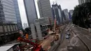 Kamis (19/2/2015), arus lalulintas di kawasan Jalan Sudirman-MH Thamrin, Jakarta, tampak lancar. Perayaan Tahun Baru Imlek ke 25566 membuat sejumlah ruas jalan ibukota yang biasanya macet dan padat kendaraan kini tampak sepi. (Liputan6.com/Johan Tallo)