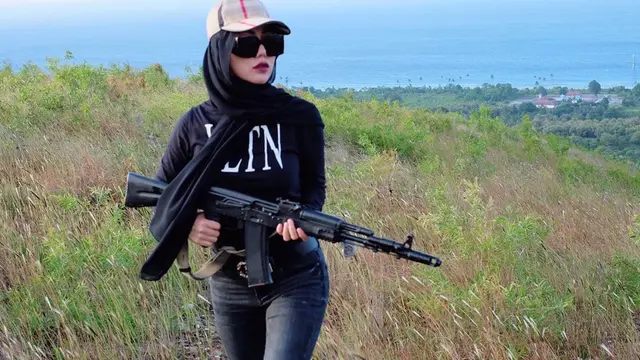 6 Gaya Seleb Wanita Saat Latihan Menembak, Curi Perhatian