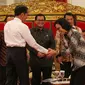 Presiden Jokowi memberi selamat kepada Menteri Keuangan Sri Mulyani ketika Sidang Kabinet Rencana Kerja Pemerintah Tahun 2019 di Istana Negara, Jakarta, Senin (12/2). Sri Mulyani dinobatkan sebagai menteri terbaik di dunia. (Liputan6.com/Anga Yuniar)