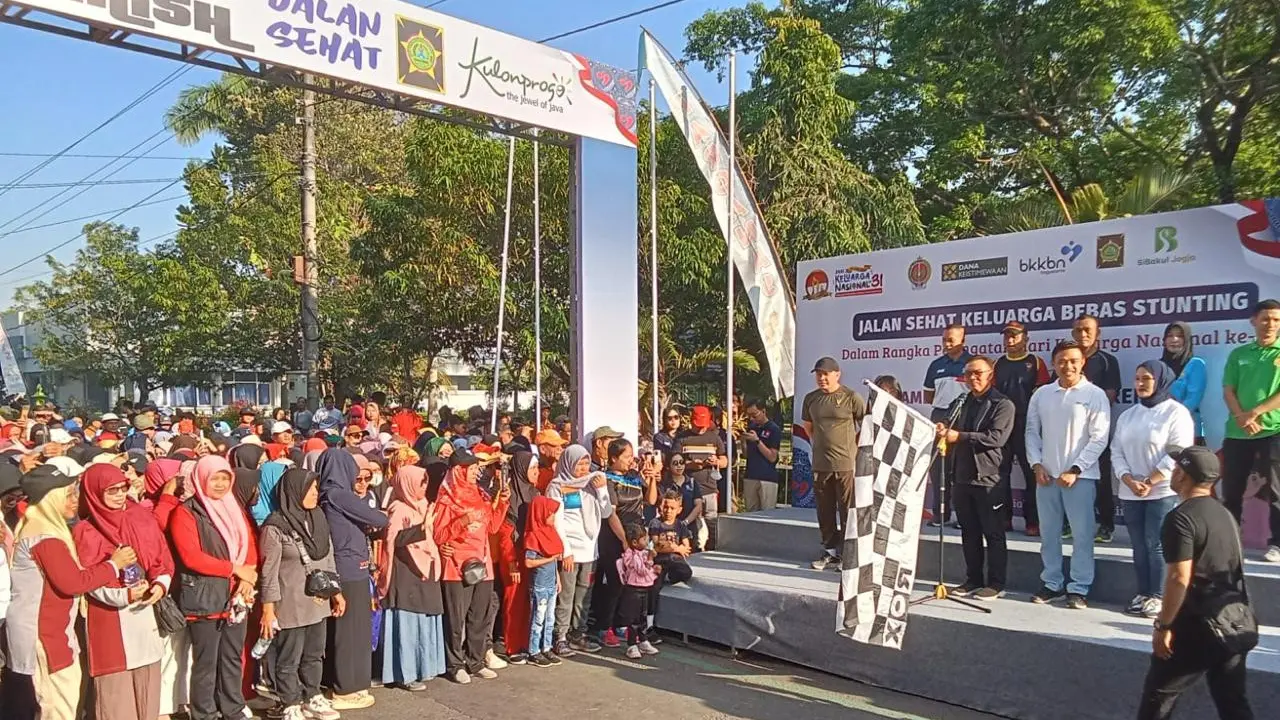 Ratusan warga masyarakat menyemut di Alun-Alun Wates, Kabupaten Kulon Progo, Daerah Istimewa Yogyakarta, Sabtu (20/7/2024) pagi. Kehadiran mereka diketahui khusus menghadiri acara yang digelar Kantor Perwakilan BKKBN Provinsi Daerah Istimewa Yogyakarta (D