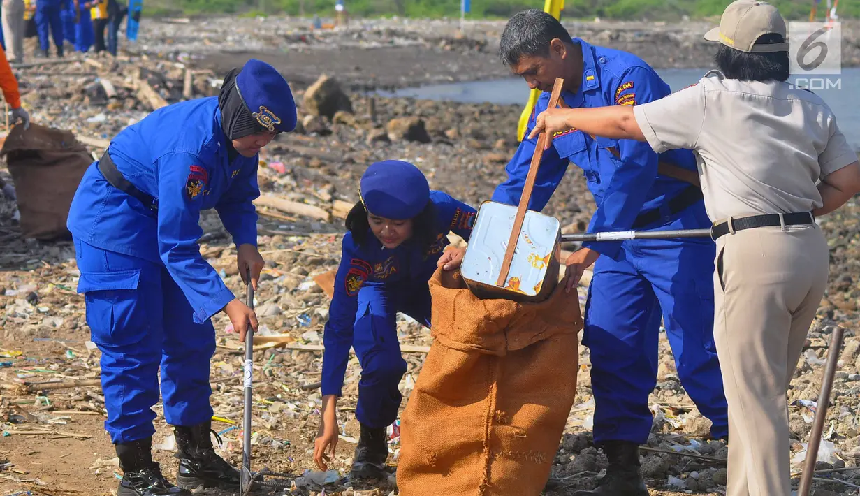 Polisi membersihkan sampah plastik di Pantai Cipta Semarang, Kamis (21/2). Pemilihan Pantai Cipta lantaran dianggap pantai yang memiliki sampah di pinggir pantai terbanyak di Kota Semarang. (Liputan6.com/Gholib)