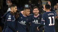 PSG berhasil lolos ke babak 16 besar sebagai runner-up Grup A usai mengalahkan Club Brugge 4-1 dalam matchday terakhir fase grup Liga Champions 2021/2022, Selasa (7/12/2021). Dua Brace Kylian Mbappe dan Lionel Messi juga mencetak rekor dari hasil tersebut. (AFP/Franck Fife)
