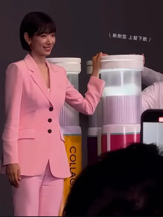 <p>Ia pun tampil dengan one set pink mengenakan blazer dipadukan celana panjang. Dan aksesori anting minimalis. [@boilegg.ovo]</p>