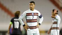 Striker Portugal, Cristiano Ronaldo, tampak kecewa usai pertandingan melawan Kroasia pada laga UEFA Nations League di Stadion Poljud, Rabu (18/11/2020). Portugal menang dengan skor 3-2. (AP/Darko Bandic)